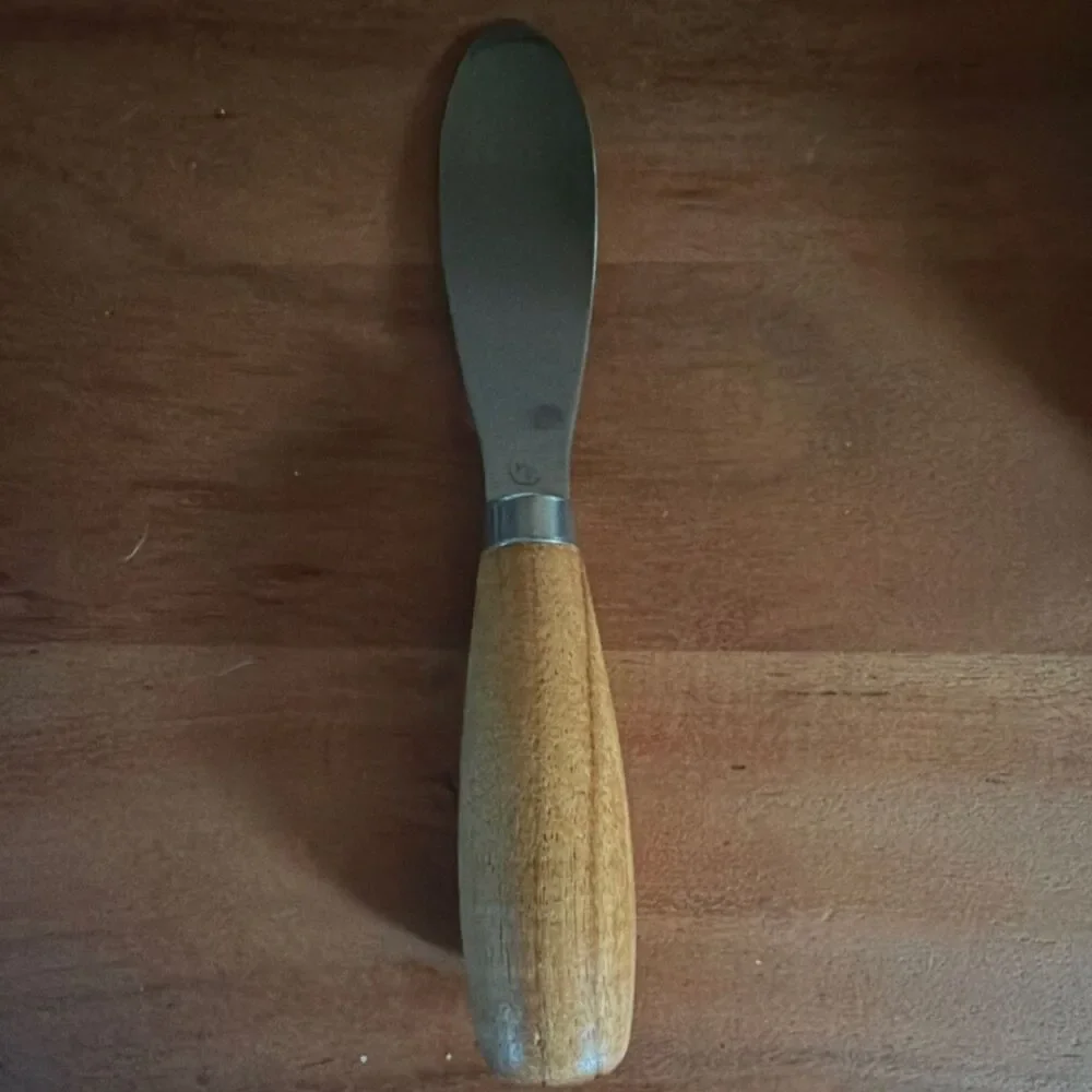 Pampered Chef Spreader, Stainless Steel Satin, Medium Brown Wood Handle